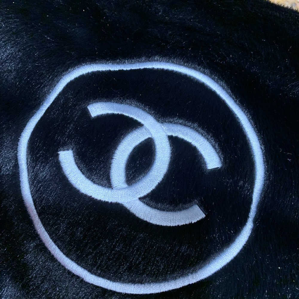 Brand new, rare furry authentic Chanel CC purse/ clutch/ cosmetic case,brand new - Picture 12 of 13
